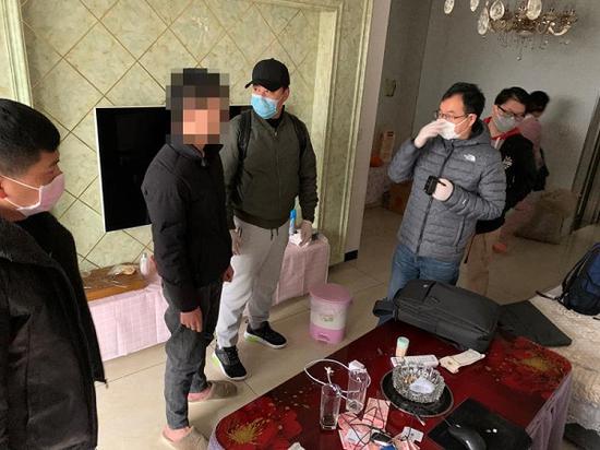 图说:犯罪嫌疑人被抓捕归案 崇明警方供图(下同)