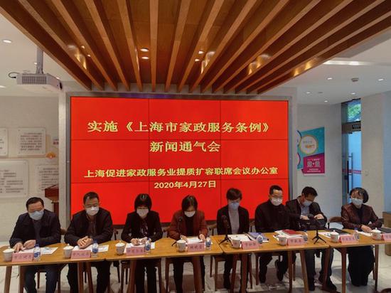 图说：联席会议办公室成员 新民晚报记者 张钰芸 摄

