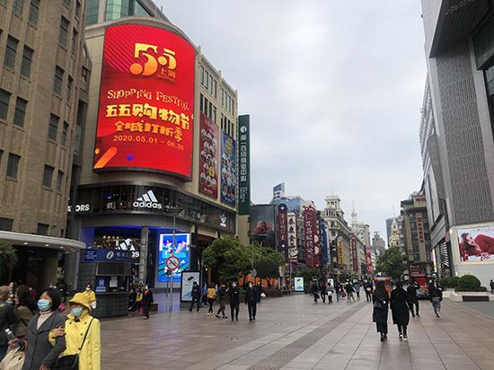 南京路步行街 澎湃新闻记者 李菁 图