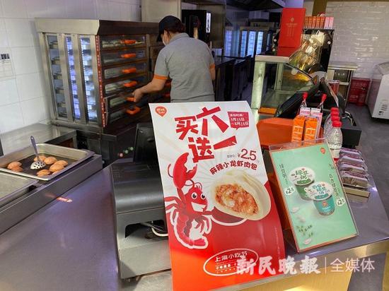 图说：巴比馒头麻辣小龙虾肉包买六送一 新民晚报记者 张钰芸 摄（下同）