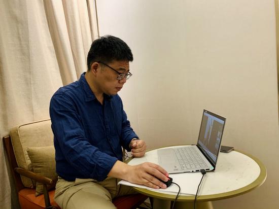 图说：毛懿跟王煜董事长视频连线。