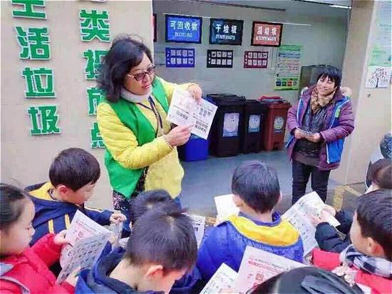 图说:工作人员向小朋友科普垃圾分类知识。浦欣坂 摄