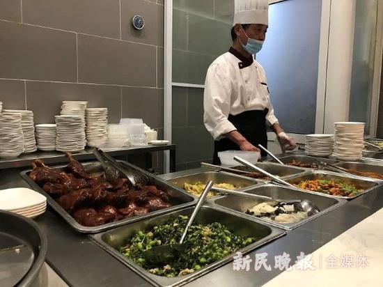 图说：社区食堂为居民提供丰富菜肴 新民晚报记者 杨玉红 摄（下同）