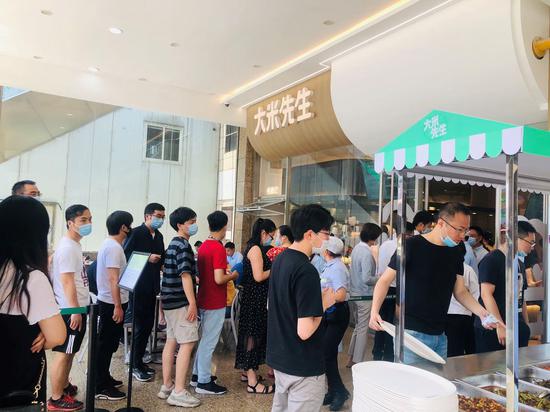 入口处排起长队