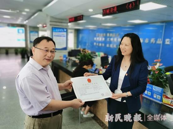 　　图说：上海安必生制药技术有限公司总裁雷继锋获得了全国首张研究型持有人《药品生产许可证》 新民晚报记者 金旻矣摄