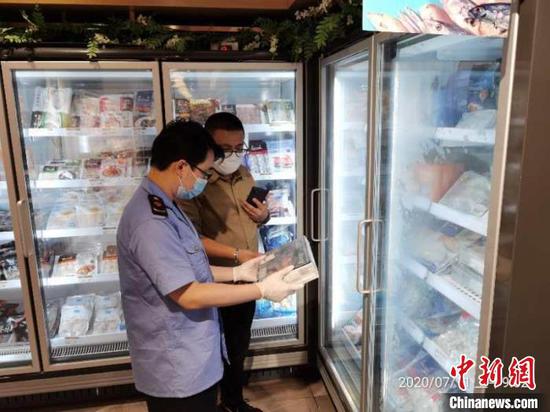 上海市场监管部门加强对上海食品冷库、食品生产企业、食品批发市场、超市卖场、水产品销售商,以及中央厨房等餐饮单位的排查。上海市场监管局供图