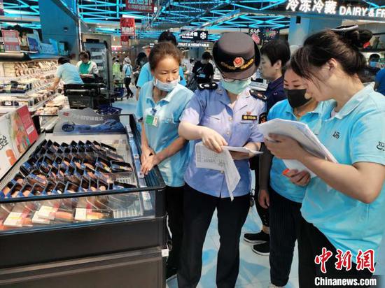  上海市场监管部门加强对上海食品冷库、食品生产企业、食品批发市场、超市卖场、水产品销售商，以及中央厨房等餐饮单位的排查。上海市场监管局供图