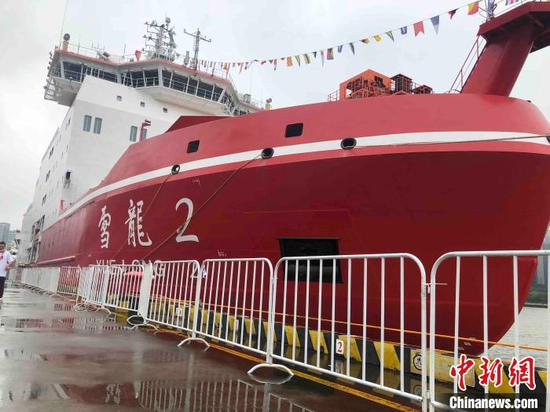 极地科考破冰船“雪龙2”号亮相供市民参观。 王雨青 摄