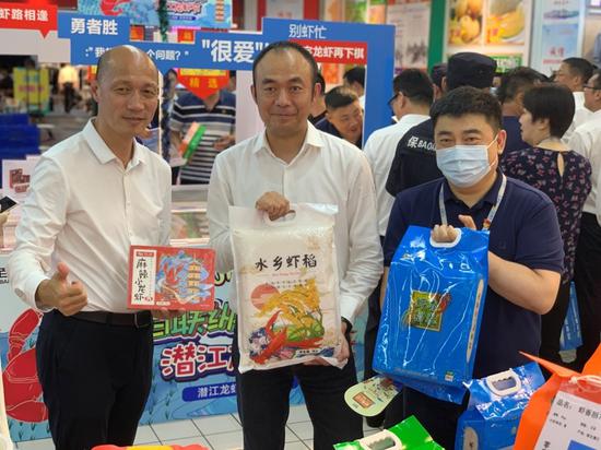 联华股份总经理徐涛（中）、联华股份常务副总经理种晓兵（左）、联华股份副总经理董刚（右），现场推荐潜江龙虾和虾稻产品