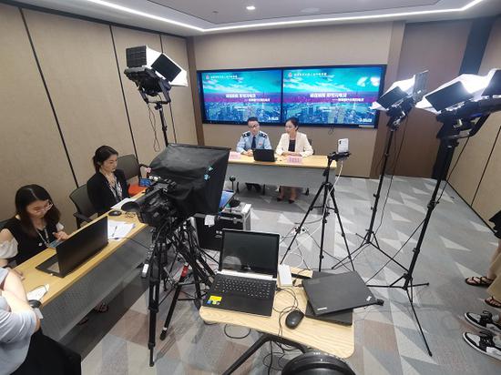 图说:昨天,国家税务总局上海市税务局举办直播活动 来源/采访对象提供