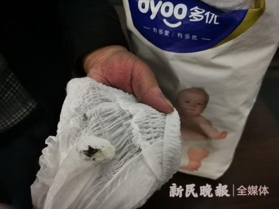 图说:新打开的纸尿裤里,仍有发黑发黄物