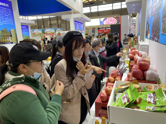 参展观众现场品鉴河北产品