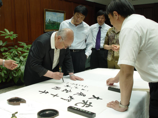 (2004年,集团名誉董事王光英来光大银行上海分行视察,并题字:光辉十年,大展宏图)
