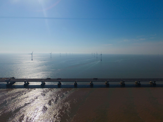 俯瞰上海东海大桥海上风电场。 新华社记者 丁汀 摄（2017年11月2日摄）