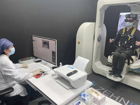 依靠电信5G低时延传输,通过诊疗转椅实现远程信息采集 张践 摄