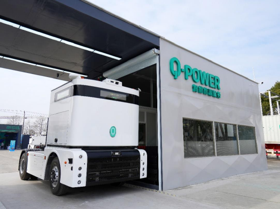 智能换电无人驾驶商用车Q-Truck正在Q-Power智能能源服务(换电站)进行换电