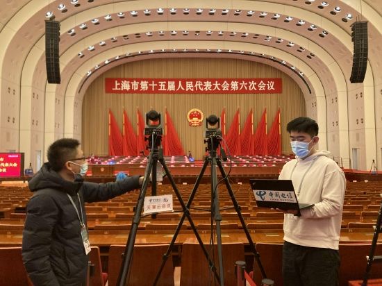 上海理想天翼云会议保障团队在2022年上海两会现场,为人大市民旁听席提供视频直播技术服务。