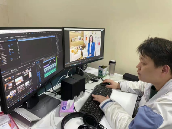 照片说明:上海电信互联网部工作人员正在录制空中课堂课程。