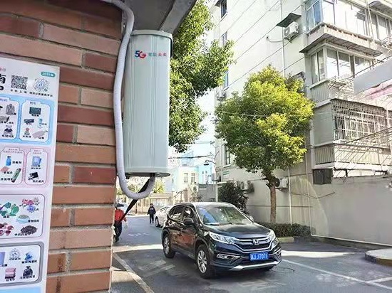 照片说明:目前,彭浦新村街道内的67个小区已经安装了近300个“智能云广播”音柱设备,通过它,防疫声音传递至每位居民。