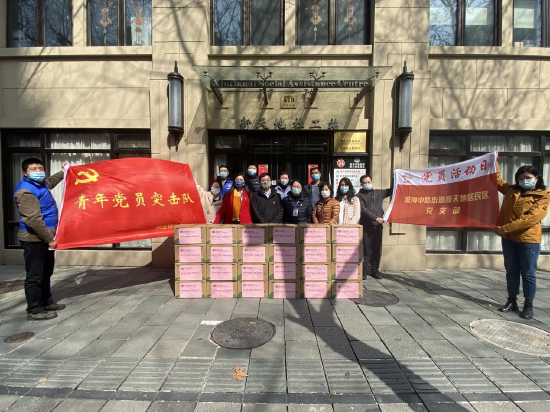兴业银行上海分行向淮海中路街道新天地居民区捐赠爱心农产品