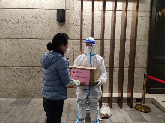 兴业银行上海分行捐赠的爱心农产品送至高龄老人、孕妇等特殊人群家中