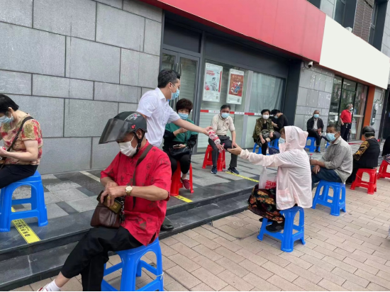 中信银行上海青浦支行工作人员为排队客户送上饮用水