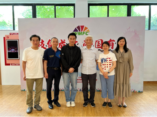 学校领导与评委们合影