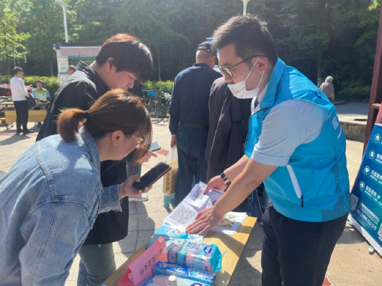 (建行上海吴泾支行向客户普及金融知识)