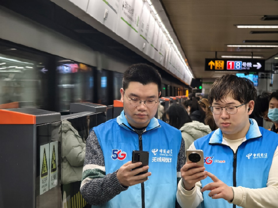 （上海电信网络保障人员在地铁站台检测信号）