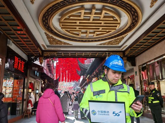 图说：网络优化工程师在豫园开展网络巡检。
