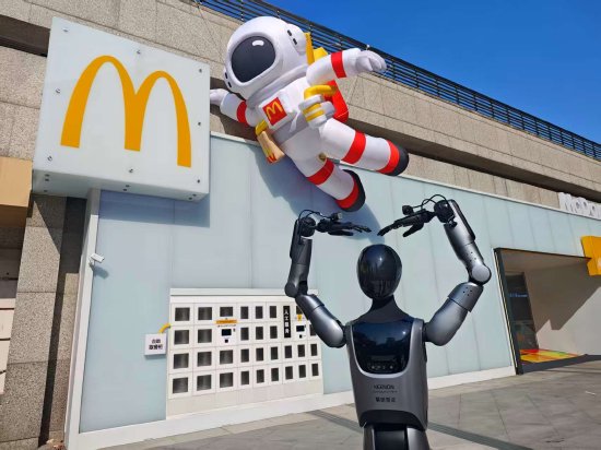 派Day主题餐厅之一——麦当劳上海浦东科技馆餐厅机器人迎宾互动