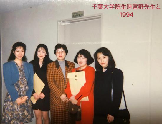 1994年 宫野教授(中)、郑宇(左一)