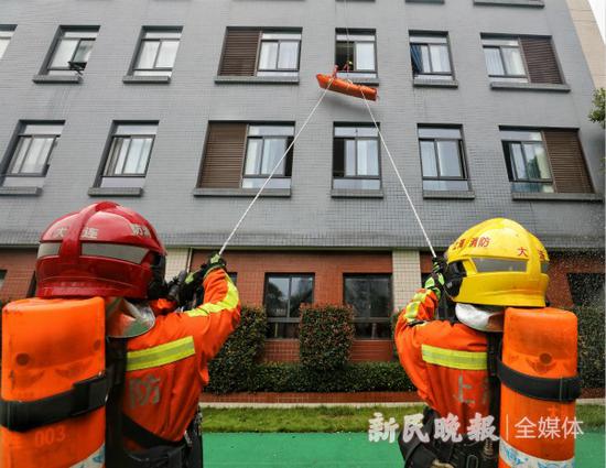 图说:消防人员展开营救。张龙 摄