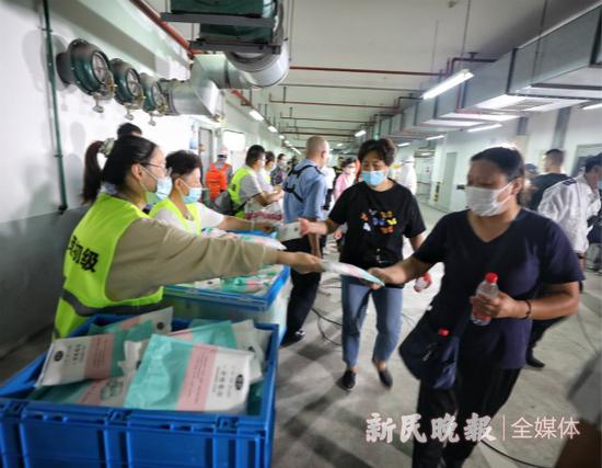 图说:应急避难场所发放毛巾。张龙 摄