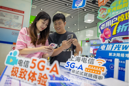 (“5G-A套餐”可满足商务精英和直播娱乐等客户的需求)