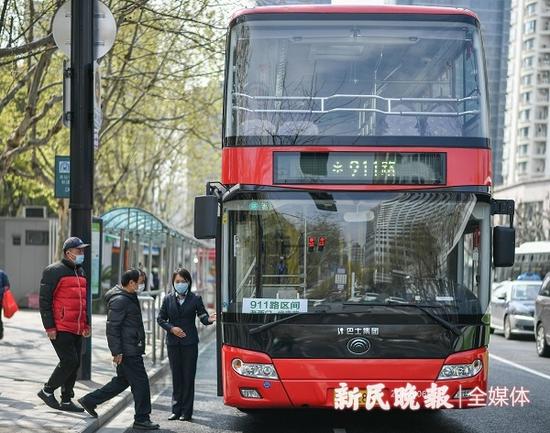 图说:双层浪漫巴士又回来了 新民晚报记者 陈梦泽 摄