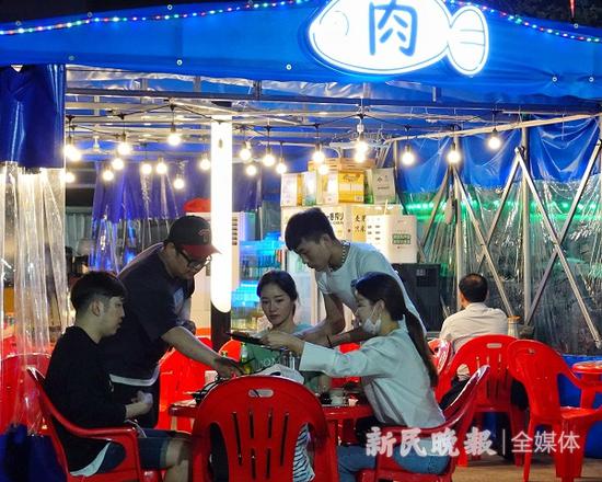 图说:虹泉路首尔夜市 新民晚报记者 张龙 摄