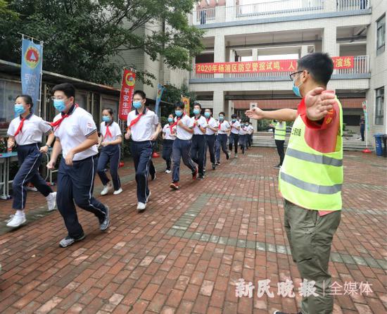 图说：上理工初级中学学生开展防空防灾应急疏散演练。张龙 摄