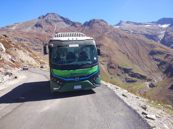 印度浦那乘客乘坐比亚迪纯电动巴士