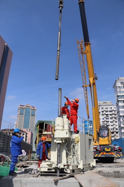 图说:在武宁路快速化项目工地内,工人正在中山北路武宁路路口进行基坑加固 采访对象供图