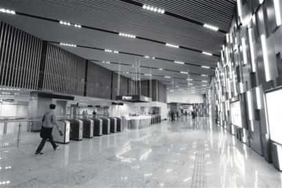 陕西南路站全新的换乘大厅 ■朱晓立 摄