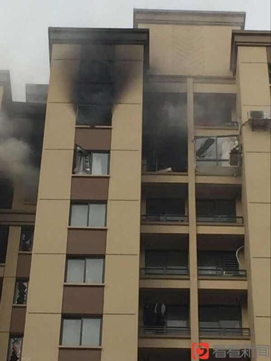上海浦东新区浦江永康城小区煤气罐爆炸着火 一女子跳楼