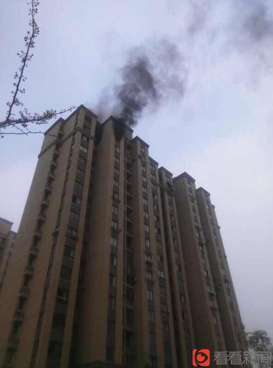 上海浦东新区浦江永康城小区煤气罐爆炸着火 一女子跳楼