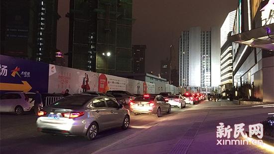 图说：大悦城的进口改在热河路海宁路路口，想要停车，就得排队。