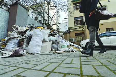 建筑垃圾长时间堆放,影响了小区居民的正常生活。 晨报记者 朱影影