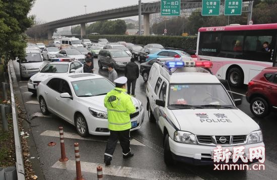 图说:今天上午9时50分,闵行交警在G60沪昆高速进沪入城段对等待上高架的外牌车进行集中整治。新民晚报 张龙 摄