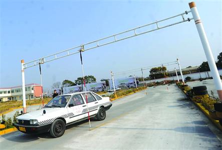 一名学车者在驾校练车 晨报记者 何雯亚