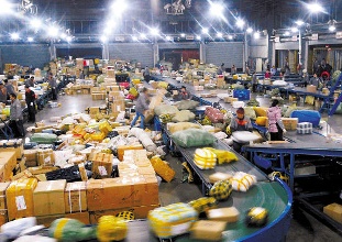 2015年上海全市年人均寄送快递70件花费910