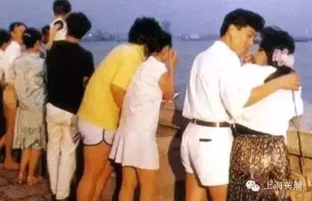 上世纪90年代青年男女在外滩情人墙前谈恋爱