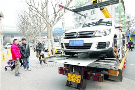 昨日，虹口交警使用新型牵引车搬走违停车辆。
